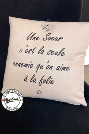 Coussin – UNE SOEUR C’EST LA SEULE ENNEMIE QU’ON AIME A LA FOLIE