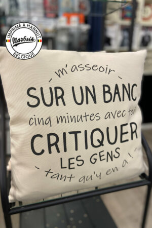 Coussin – CRITIQUER LES GENS TANT QU’Y EN A