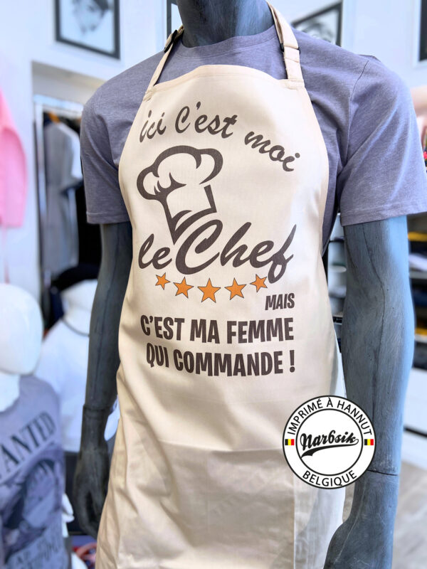 TABLIER BBQ - C'EST MOI LE CHEF MAIS C'EST MA FEMME QUI COMMANDE